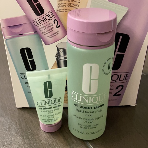 Clinique’s three signature steps for glowing skin home and travel set.